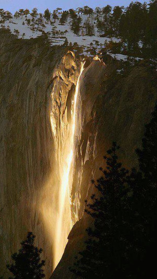 Вогняний водоспад