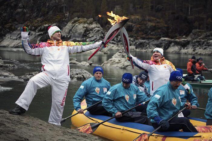 Очень яркие минуты путешествия Олимпийского огня 2014