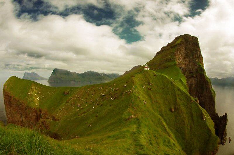 Домик отшельника на скале. Исландия.