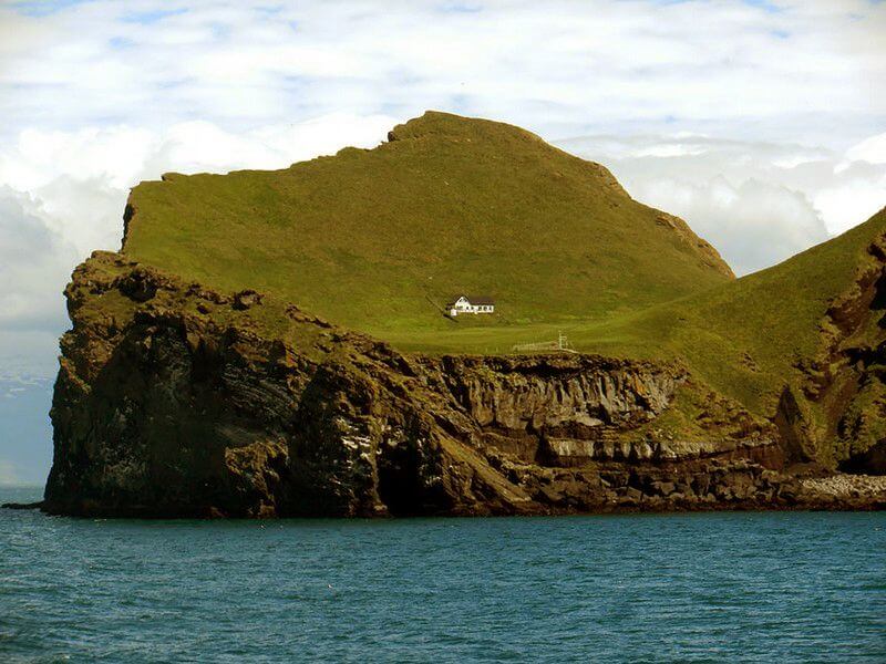 Самотній будинок відлюдника на острові. Ісландія.