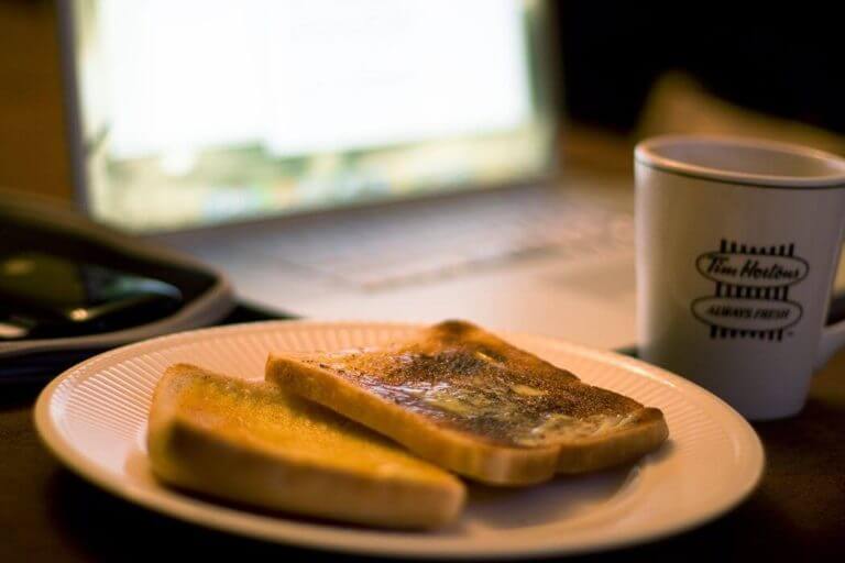 Кофе и тост – лучший завтрак для спортсмена