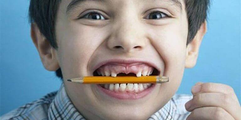 Чому діти гризуть олівці?