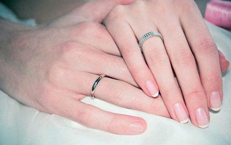 Почему обмен при бракосочетании совершается кольцами и носится на безымянном пальце?