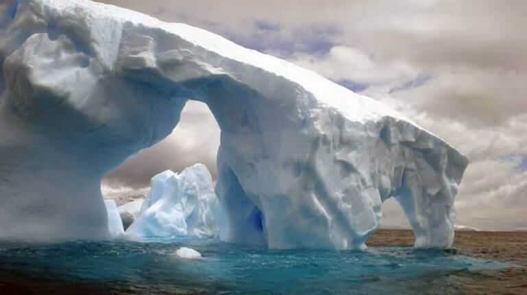 Почему Южный полюс холоднее Северного